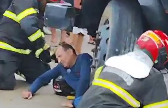 Motorista que ficou com as pernas presas debaixo de caçamba morre em hospital de Manaus