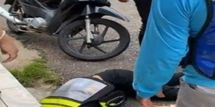 Mototaxista em alta velocidade perde controle e morre ao bater cabeça na sarjeta