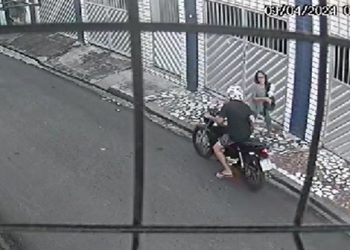 Vídeo: motoqueiro bandido assalta idosa na rua em Manaus 