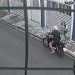 Vídeo: motoqueiro bandido assalta idosa na rua em Manaus 