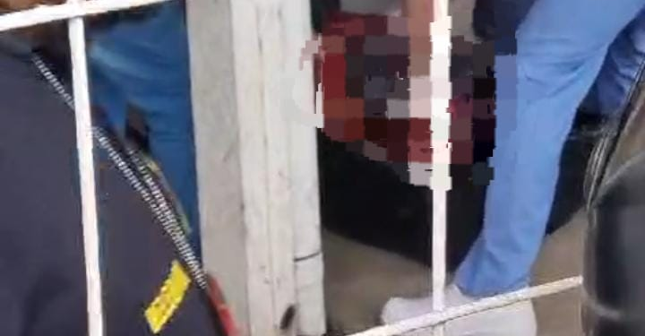 Corpo de mulher é encontrado em galpão no Educandos todo furado com faca e garfo; cena forte