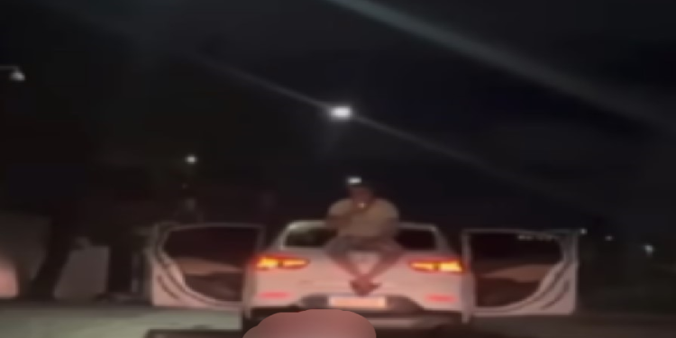 ‘Alvorada não é pra amador’: Motorista grava homem sentado em cima do carro, no meio de via