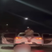 ‘Alvorada não é pra amador’: Motorista grava homem sentado em cima do carro, no meio de via