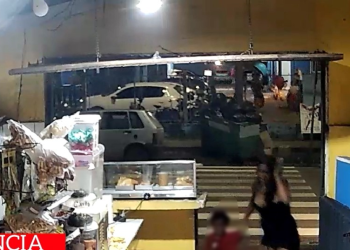 Vídeo: Em frente do hospital, jovem leva vários tiros e esposa e filho pequeno ficam desesperados