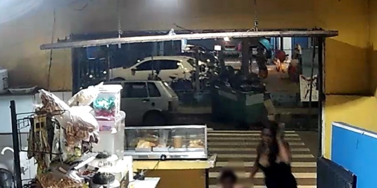 Vídeo: Em frente do hospital, jovem leva vários tiros e esposa e filho pequeno ficam desesperados