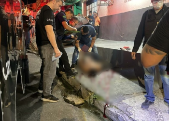 Vídeo mostra mãe de ‘Churrasco’ aos gritos ao vê-lo ‘pipocado’ de tiros em Manaus: ‘Eu quero o meu filho’