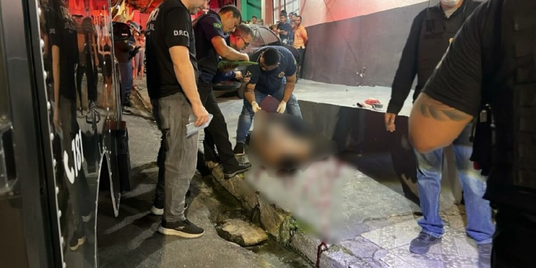 Vídeo mostra mãe de ‘Churrasco’ aos gritos ao vê-lo ‘pipocado’ de tiros em Manaus: ‘Eu quero o meu filho’