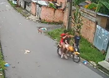 Vídeo: estudante é assaltado, leva soco na cara e cai na calçada em Manaus