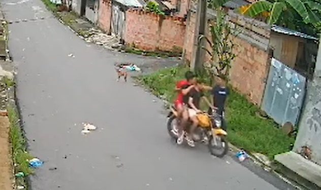 Vídeo: estudante é assaltado, leva soco na cara e cai na calçada em Manaus