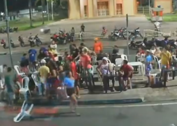 Vídeo: Motoqueiro totalmente bêbado atropela várias pessoas em calçadão em Parintins