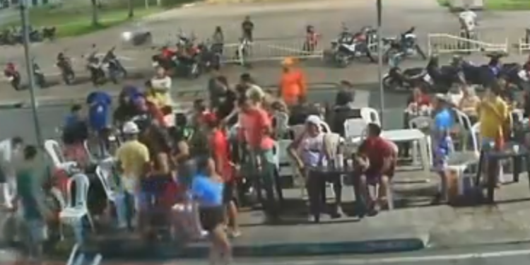 Vídeo: Motoqueiro totalmente bêbado atropela várias pessoas em calçadão em Parintins