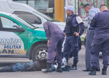 Vídeo: batedor da PM de Manaus é fechado e atropelado em plena Djalma Batista