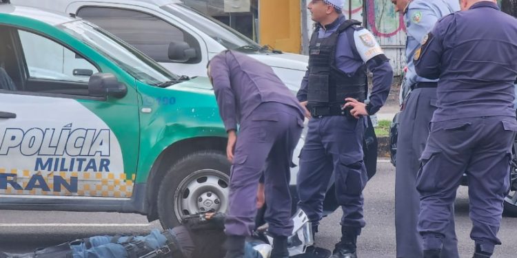 Vídeo: batedor da PM de Manaus é fechado e atropelado em plena Djalma Batista