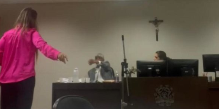 Vídeo: Promotor ofende advogada em Minas Gerais: ‘faz striptease’