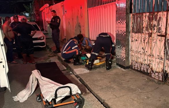 Com os braços e a perna quebrados, homem se arrasta e pede ajuda em Manaus após pêia
