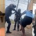 Vídeo: Rocam invade casa, agride moradores e justifica: ‘meios de contenção’ 