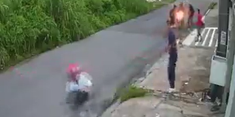 Vídeo: Quarteto chega em duas motocicletas e faz arrastão no bairro Parque das Laranjeiras