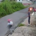 Vídeo: Quarteto chega em duas motocicletas e faz arrastão no bairro Parque das Laranjeiras
