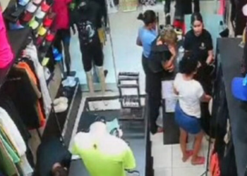Vídeo: Loja no Centro de Manaus tem prejuízo de R$ 1,5 mil após quadrilha furtar ‘só na manha’