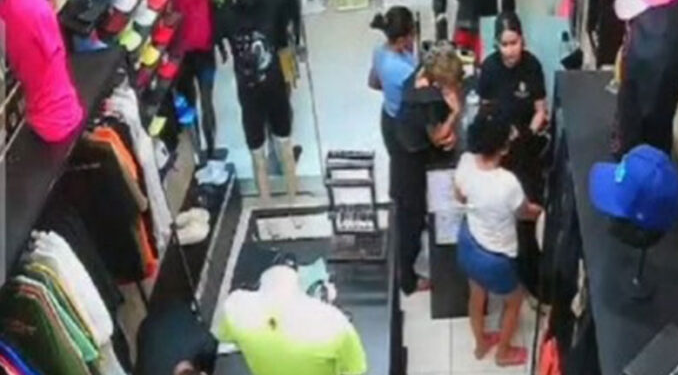 Vídeo: Loja no Centro de Manaus tem prejuízo de R$ 1,5 mil após quadrilha furtar ‘só na manha’