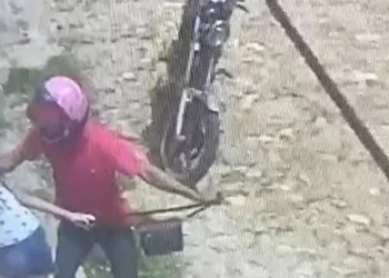 Mesmo sem oferecer risco à ladrão, menina de 14 anos leva vários socos na cabeça durante roubo