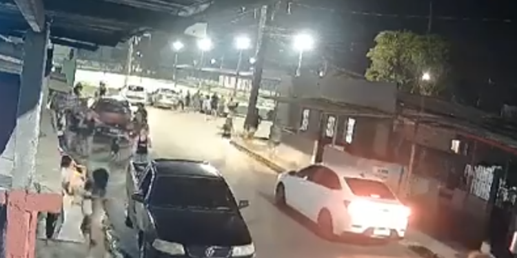 Vídeo mostra ataque no Campo do Teixeirão que deixou jovem baleado na perna; veja