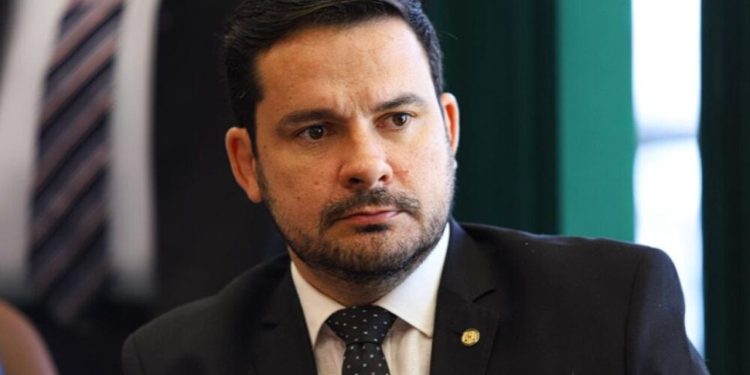 Deputado Alberto Neto (PL) vota para soltar acusado de mandar matar Marielle Franco