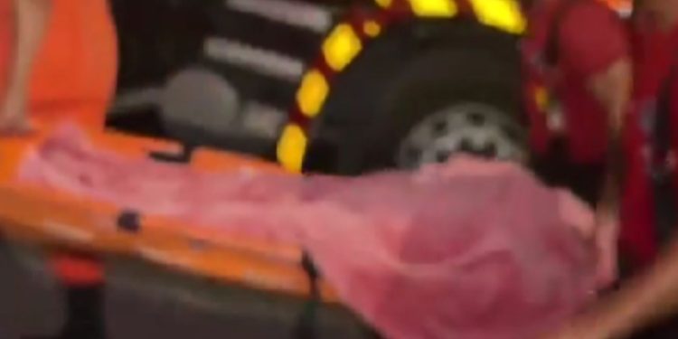 Idosa de aproximadamente 70 anos fica ferida após laje desabar em Manaus