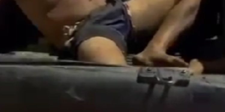 Homem clama por ajuda após ser esfaqueado nas costas em Manaus