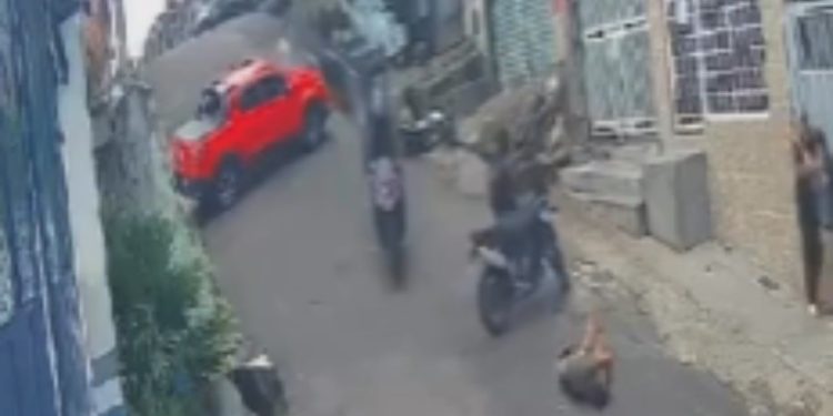 "Pimpolho" é arremessado no asfalto tentando fugir da Rocam no Alvorada; vídeo