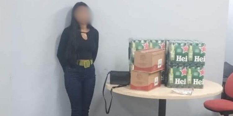 Seguranças flagram mulher roubando Heineken e Conserva em Manaus