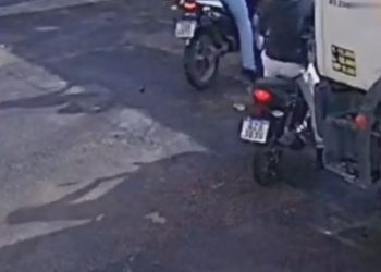 Câmera registra funcionários da Águas de Manaus sendo assaltados enquanto trabalhavam