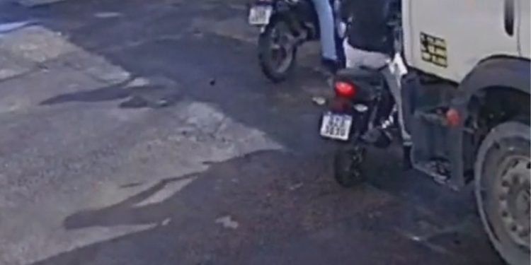 Câmera registra funcionários da Águas de Manaus sendo assaltados enquanto trabalhavam