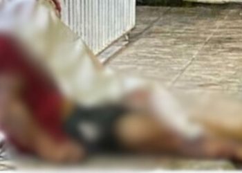 Homem é deixado sentado em lanchonete após ser morto a pauladas em Manaus