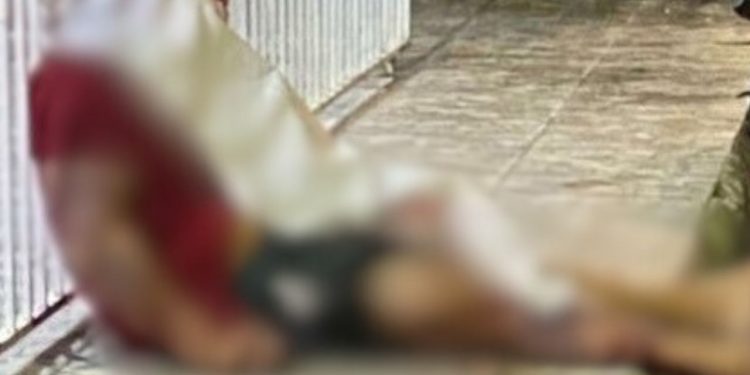 Homem é deixado sentado em lanchonete após ser morto a pauladas em Manaus