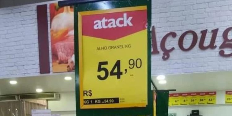 Supermercado Atack vende alho por R$ 54,90 em Manaus e população reage: "faz o L"