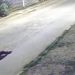 Vídeo: Mulher é covardemente agredida na frente de casa durante assalto e criminoso foge impune