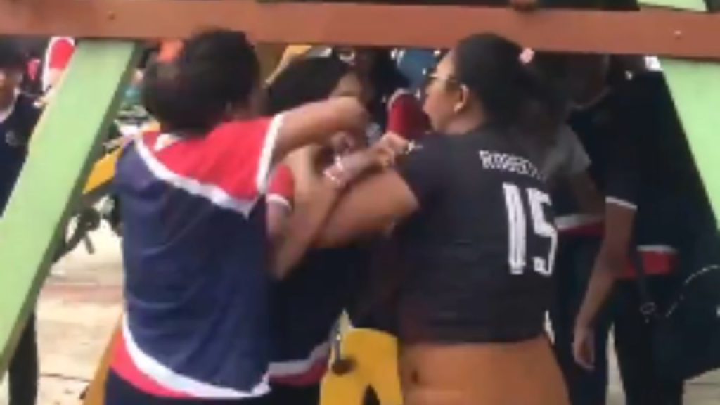 Vídeo: enfurecida, mãe enforca rival da filha ao saber de briga dentro da escola