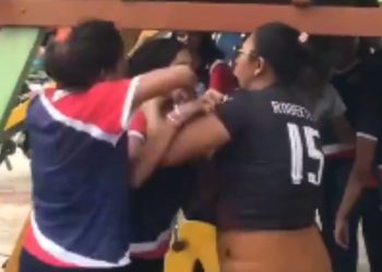 Vídeo: enfurecida, mãe enforca rival da filha ao saber de briga dentro da escola