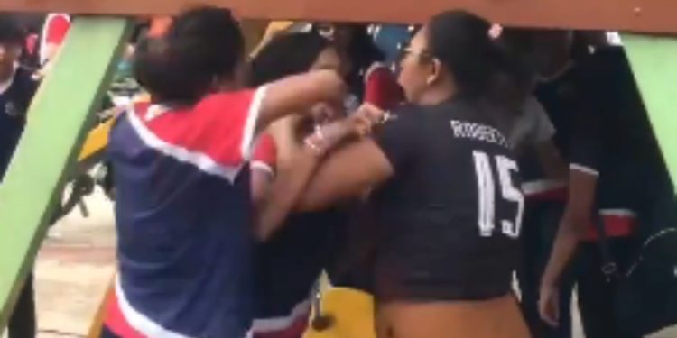 Vídeo: enfurecida, mãe enforca rival da filha ao saber de briga dentro da escola