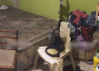 Vizinhos do bairro Vila da Prata chamam a polícia após mãe abandonar os três filhos para beber em bar; vídeo
