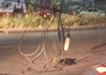 Motoristas reclamam do trânsito na Avenida Autaz Mirim após carreta arrancar fios de poste