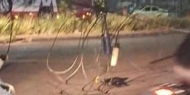 Motoristas reclamam do trânsito na Avenida Autaz Mirim após carreta arrancar fios de poste