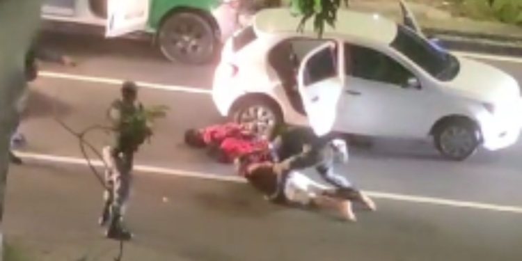 "Deita no chão": quadrilha que fazia arrastão é presa por policiais na frente do HPS Jo