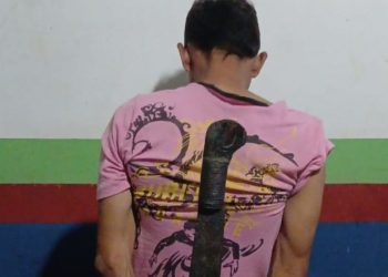 Vizinhos ligam para a PM após homem sair com terçado ameaçando geral em Maués