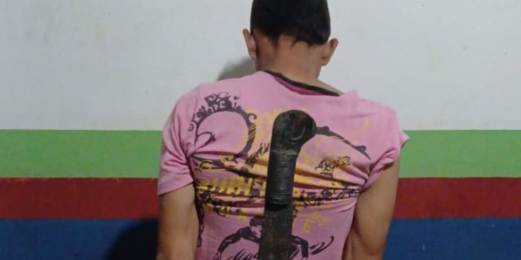 Vizinhos ligam para a PM após homem sair com terçado ameaçando geral em Maués