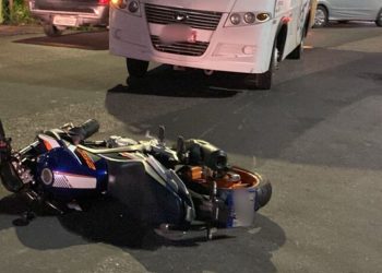 Acidente entre micro-ônibus e moto deixa casal ferido na Cidade Nova