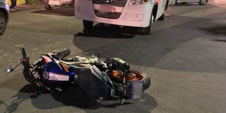 Acidente entre micro-ônibus e moto deixa casal ferido na Cidade Nova
