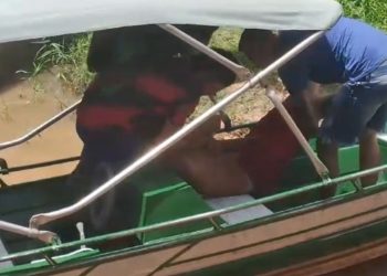 Esposa se irrita com o marido e grava faca na barriga dele no interior do Amazonas; vídeo