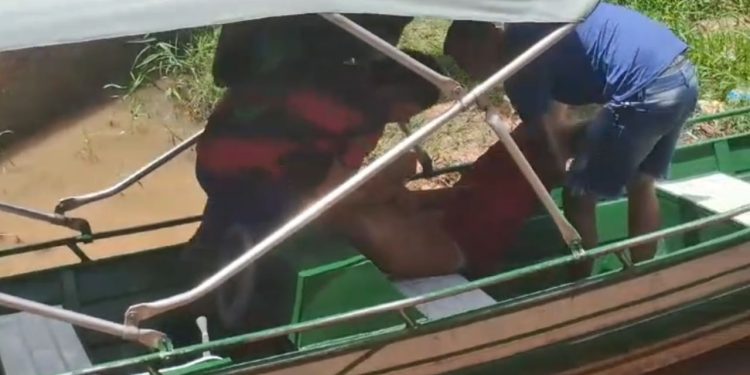 Esposa se irrita com o marido e grava faca na barriga dele no interior do Amazonas; vídeo